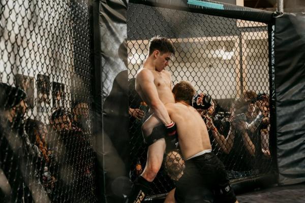 Ilustrasi - Pertarungan dalam olahraga MMA (Foto: Unsplash/Redd Francisco) 