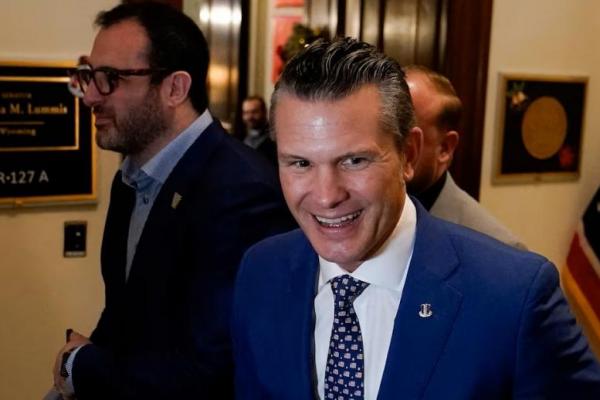 Calon menteri pertahanan Pete Hegseth berjalan melalui Capitol Hill di Washington, AS, 11 Desember 2024. REUTERS 