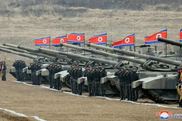 Anggota militer memberi hormat selama demonstrasi militer yang melibatkan unit tank, di Korea Utara, yang dirilis KCNA pada 14 Maret 2024 via REUTERS 