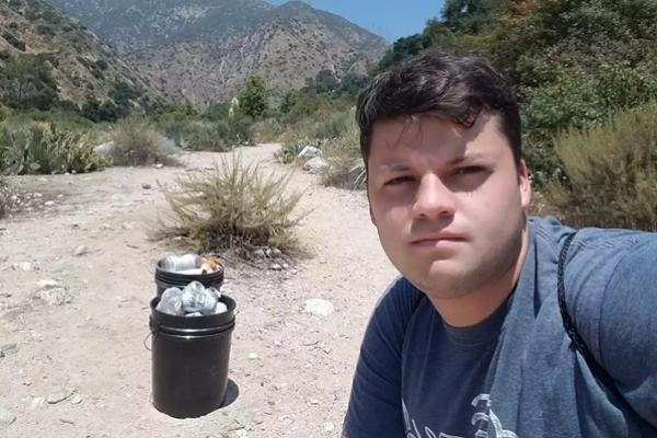 Edgar McGregor memposting tentang kegiatannya memunguti sampah setiap hari di Eaton Canyon. (FOTO: COURTESY EDGAR MCGREGOR) 