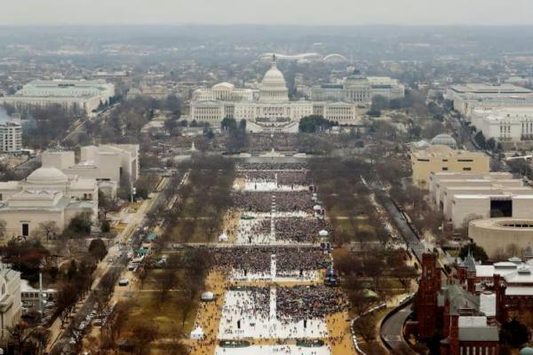 Para hadirin mengambil bagian dalam upacara pelantikan Donald Trump sebagai presiden ke-45 AS di Gedung Capitol AS di Washington, AS, 20 Januari 2017. REUTERS 