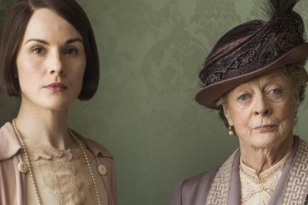 Michelle Dockery dan Maggie Smith di film Downton Abbey. (FOTO: FOCUS FEATURES) 