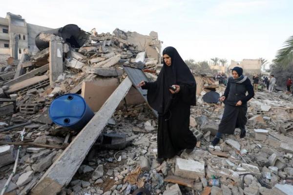 Warga Palestina memeriksa lokasi serangan Israel terhadap sebuah rumah, di Deir Al-Balah di Jalur Gaza tengah, 15 Januari 2025. REUTERS 