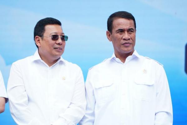 Kepala Badan Pangan Nasional/National Food Agency (NFA)  Arief Prasetyo Adi bersama Menteri Pertanian Andi Amran Sulaiman dalam Peringatan Hari Desa dan Festival Bangun Desa Bangun Negeri di Desa Cisaat, Subang, Jawa Barat, Selasa (14/1/2025). (foto:NFA)  