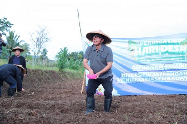 Menteri Desa dan Pembangunan Daerah Tertinggal (Mendes PDT) Yandri Susanto melakukan penanaman benih jagung di Desa Cisaat. Kecamatan Ciater, Kabupaten Subang (Foto: Kemendes PDT) 