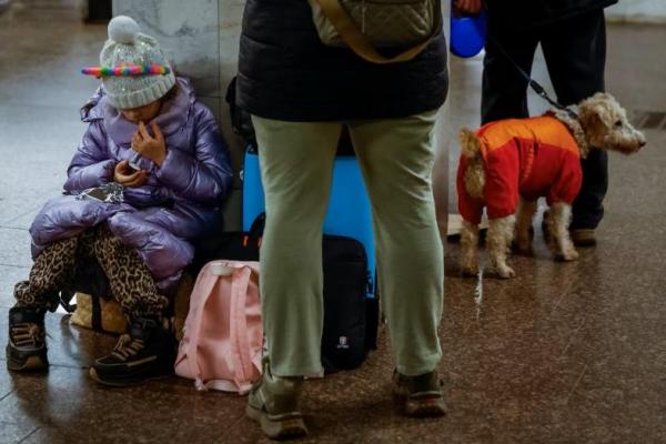 Warga dan hewan peliharaan berlindung di dalam stasiun metro selama serangan militer Rusia, di Kyiv, Ukraina 15 Januari 2025. REUTERS 