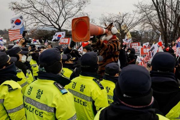 Pendukung pro-Yoon berteriak selama siaran langsung oleh saluran berita lokal, di luar Pusat Penahanan Seoul di Uiwang, Korea Selatan, 16 Januari 2025. REUTERS 