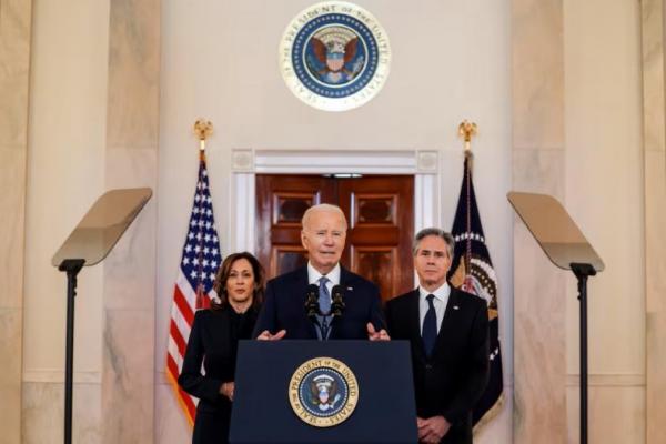 Presiden AS Joe Biden, diapit oleh Wapres Kamala Harris dan Menlu Antony Blinken, selama pidato di Gedung Putih di Washington, AS, 15 Januari 2025. REUTERS 