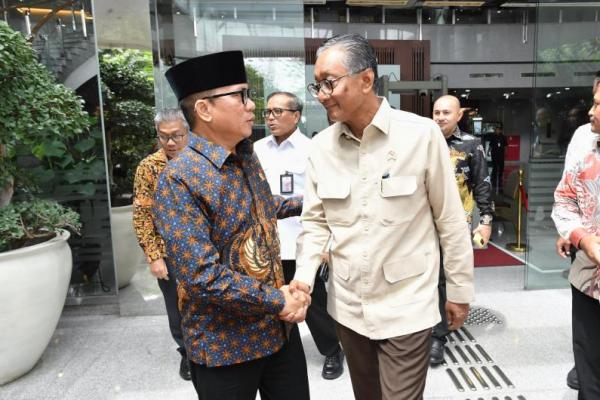 Menteri Desa dan Pembangunan Daerah Tertinggal (Mendes PDT) Yandri Susanto bersama Menteri Pekerjaan Umum Dody Hanggodo komit perbaiki jalan desa (Foto: Kemendes PDT) 