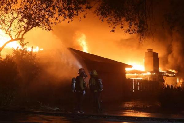 Petugas pemadam kebakaran bekerja selama Kebakaran Eaton di Pasadena, California, AS, 8 Januari 2025. REUTERS 