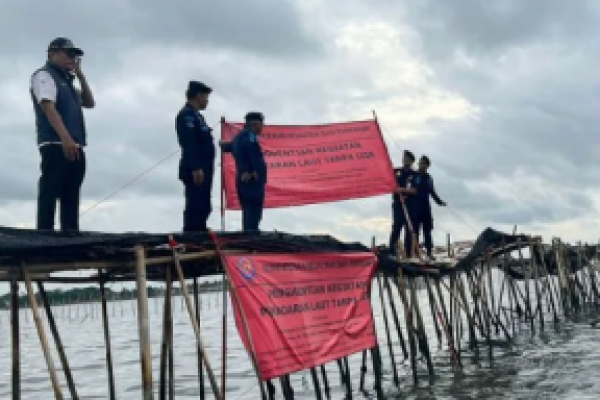 Kementerian Kelautan dan Perikanan (KKP) menyegel pagar laut di laut pesisir pantai utara (pantura), Kabupaten Tangerang, Banten. 