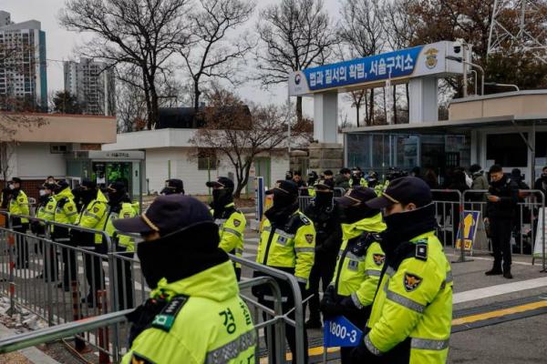 Polisi berjaga di luar Pusat Penahanan Presiden Korea Selatan yang dimakzulkan Yoon Suk Yeol di Uiwang, Korea Selatan, 16 Januari 2025. REUTERS 