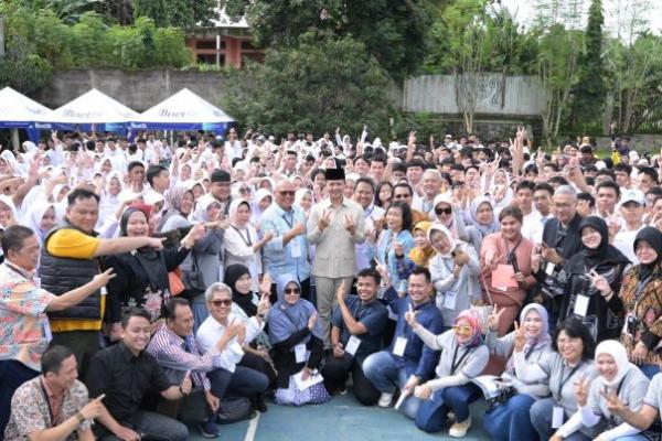 Menteri Transmigrasi Iftitah Sulaiman Suryanagara bersama guru dan siswa SMAN 2 Bogor, Jawa Barat, Jumat (17/1/2025). Foto: kementrans/katakini 