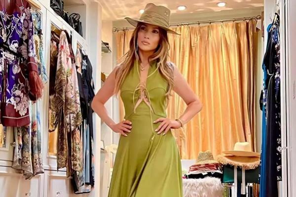 Jaket hingga Selimut, Jennifer Lopez Sumbang Barang-barang untuk Korban Kebakaran Hutan di LA. (FOTO: INSTAGRAM) 