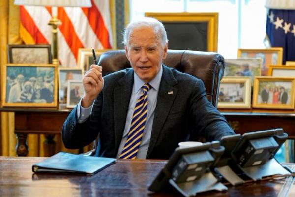 AS Presiden Joe Biden menjawab pertanyaan dari media di Ruang Oval Gedung Putih di Washington, AS, 10 Januari 2025. REUTERS 