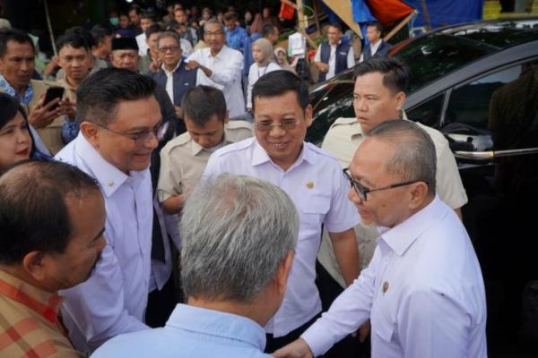 Kepala Badan Pangan Nasional/National Food Agency (NFA)  Arief Prasetyo Adi bersama Menko Pangan Zulkifli Hasan berkunjung ke Pasar Pa baeng-Baeng Makassar, Sulawesi Selatan (Sulsel), Jumat (17/1/2025).(foto:NFA) 