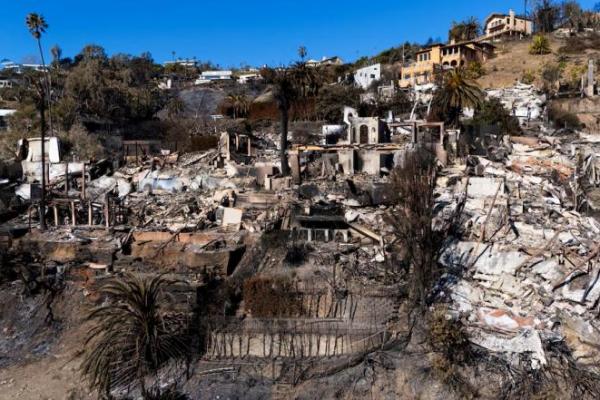 Pemandangan drone menunjukkan lokasi rumah-rumah yang terbakar oleh Kebakaran Palisades, di Malibu, California, AS, 16 Januari 2025. REUTERS 