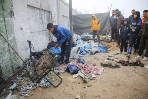 Anak-anak Palestina memeriksa kerusakan pada tenda untuk orang-orang yang mengungsi, di Khan Younis, Jalur Gaza selatan, 17 Januari 2025. REUTERS 