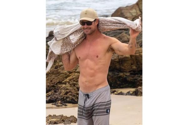 Chris Hemsworth di Byron Bay, Australia pada 14 Januari 2025. (FOTO: SPLASHNEWS) 