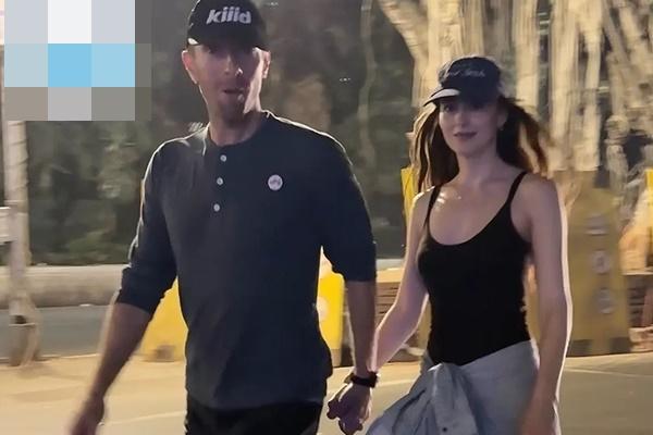 Patahkan Rumor Perpisahan, Dakota Johnson dan Chris Martin Bergandengan Tangan. (FOTO: BACKGRID) 