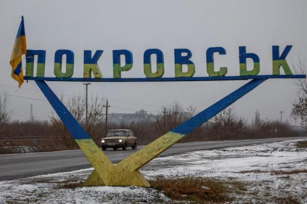 Sebuah mobil melewati rambu jalan di kota Pokrovsk, dekat garis depan di wilayah Donetsk, Ukraina 19 Desember 2024. REUTERS 