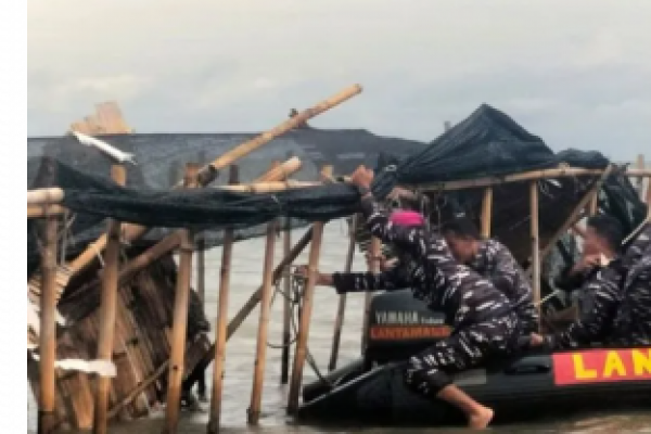 TNI Angkatan Laut dan masyarkat membongkar pagar laut di Kabupaten Tangerang, Sabtu (18/1/2025).(foto:Antara) 