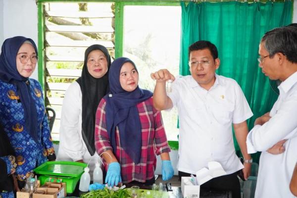 Kepala Badan Pangan Nasional/National Food Agency (NFA)  Arief Prasetyo Adi saat meninjau PAS Aman di Pasar Maricaya, Makassar,  Jumat (17/1/2025). (foto:NFA) 