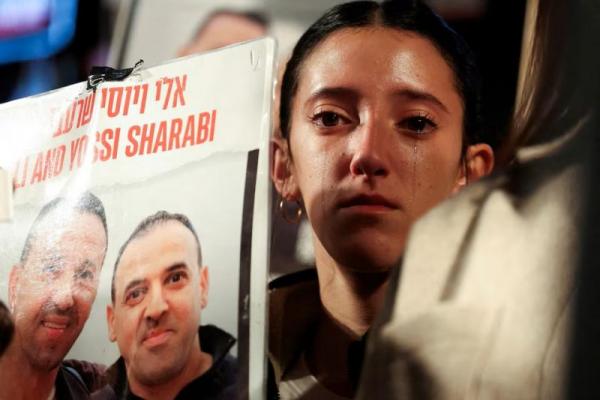 Ofir Sharabi, putri mendiang Yossi Sharabi dan keponakan Eli Sharabi, sehari sebelum kesepakatan gencatan senjata antara Israel dan Hamas mulai berlaku, di Tel Aviv, Israel, 18 Januari 2025. REUTERS 