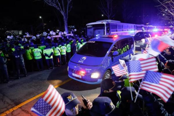 Iring-iringan mobil yang diyakini membawa Presiden Korsel Yoon Suk Yeo tiba di Pusat Penahanan Seoul di Uiwang, Korea Selatan, 18 Januari 2025. REUTERS 