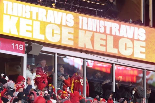 Taylor Swift dan Caitlin Clark berpelukan setelah Travis Kelce mencetak gol dalam pertandingan playoff NFL, Sabtu (18/1/2025). (FOTO: AP) 