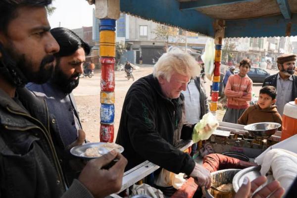 Saleem Bagga, yang dianggap mirip Presiden terpilih AS Donald Trump, menjual kheer, puding beras tradisional Asia Selatan, di Sahiwal, Pakistan, 13 Januari 2025. REUTERS 