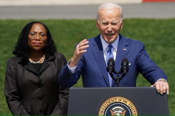 Presiden AS Joe Biden saat pengukuhan Hakim Ketanji Brown Jackson sebagai wanita kulit hitam pertama yang bertugas di Mahkamah Agung AS, di Washington, AS, 8 April 2022. REUTERS 