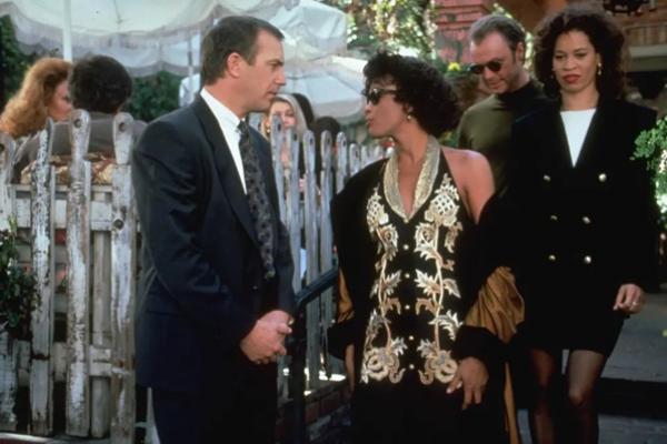 Kevin Costner dan Whitney Houston di film The Bodyguard. (FOTO: MERLIN PRODUCTION) 