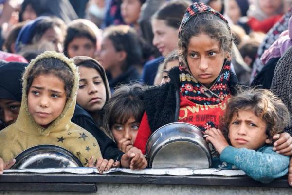 Warga Palestina berkumpul untuk menerima makanan yang dimasak oleh dapur amal, di Khan Younis, di Jalur Gaza selatan, 17 Januari 2025. REUTERS 