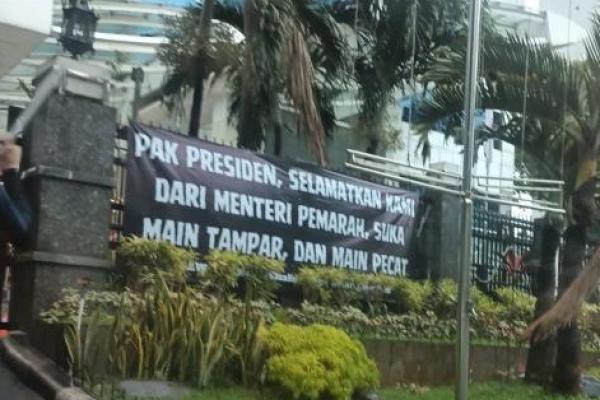 Mendiktisaintek Satryo Soemantri Brodjonegoro didemo ASN (Foto: Ist) 