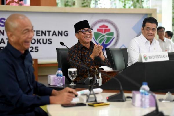 Mendes PDT Yandri Susanto dalam sosialisasi Peraturan Menteri Desa (Permendesa) Nomor 2 Tahun 2024 tentang Petunjuk Operasional atas Fokus Penggunaan Dana Desa Tahun 2025 (Foto: Kemendes PDT) 