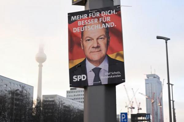 Poster kampanye pemilihan Olaf Scholz, kandidat utama Partai Sosial Demokrat Jerman untuk pemilu 2025 mendatang, di Berlin, Jerman 17 Januari 2025. REUTERS 