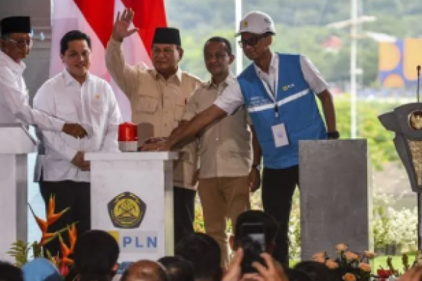 Presiden Praboeo Subianto dalam peresmian proyek strategis nasional kelistrikan yang dipusatkan di PLTA Jatigede, Kabupaten Sumedang, Provinsi Jawa Barat, Senin (20/1/2025). (foto:antara) 