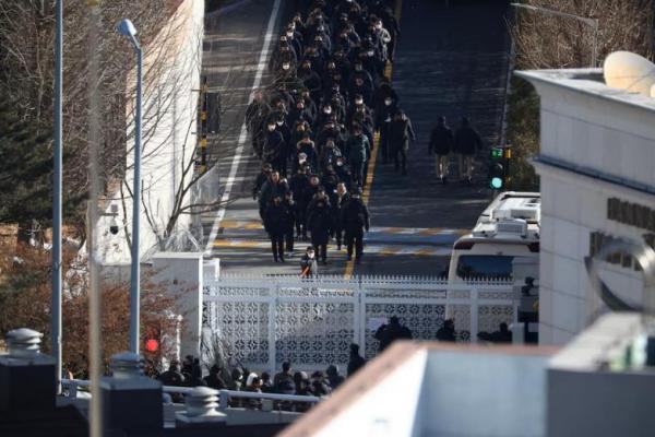 Polisi dan penyidik ​​dari Kantor Investigasi Korupsi meninggalkan kediaman resmi Presiden Korsel yang dimakzulkan Yoon Suk Yeol, di Seoul, Korea Selatan, 15 Januari 2025. REUTERS 