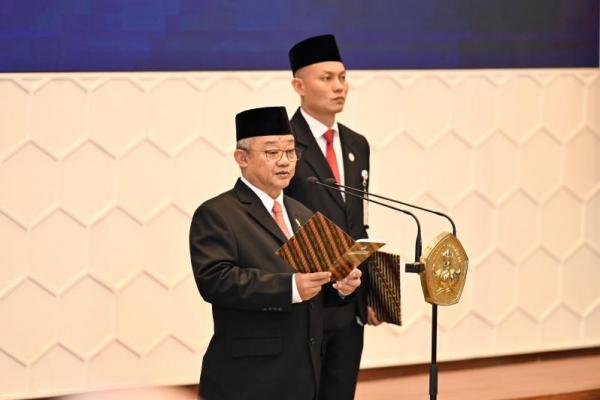 Menteri Pendidikan Dasar dan Menengah (Mendikdasmen), Abdul Mu`ti melantik Pejabat Fungsional Ahli Utama dan Pimpinan Tinggi Pratama di Plasa Insan Berprestasi, Gedung A, Kantor Kemendikdasmen, Jakarta, Senin (Foto: Ist) 