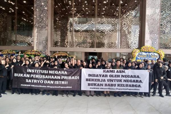 Demo para pegawai Kemendiktisaintek (Foto: tangkapan layar via X) 