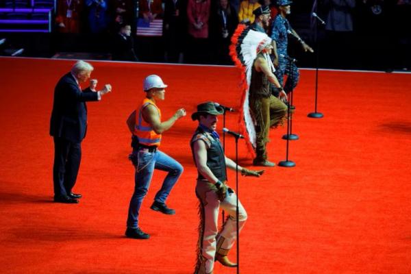 Presiden terpilih AS Donald Trump menari di atas panggung saat Village People tampil sebelum ia dijadwalkan dilantik untuk masa jabatan kedua, di Washington. REUTERS 