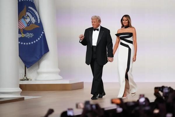 Melania Trump dan Presiden Donald Trump di Commander-in-Chief Ball pada tanggal 20 Januari 2025 di Washington, DC. (FOTO: AFP) 