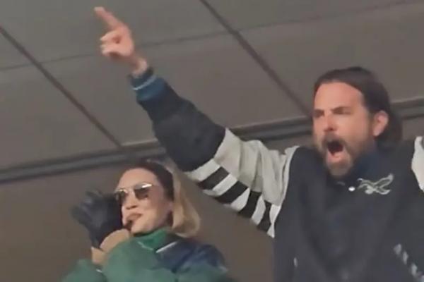 Gigi Hadid dan Bradley Cooper menonton pertandingan playoff NFL antara Los Angeles Rams dan Philadelphia Eagles di Philadelphia, Minggu (20/1/2025). (FOTO: TIKTOK) 