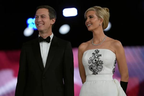 Jared Kushner dan Ivanka Trump mendengarkan saat Presiden Donald Trump berbicara di Liberty Ball, bagian dari Pelantikan Presiden ke-60, Senin (20/1/2025) di Washington. (FOTO: AP) 