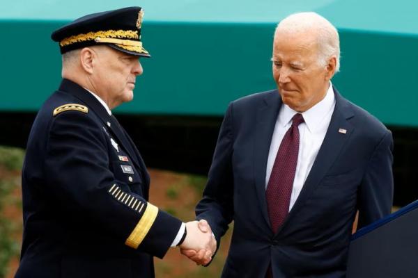 Presiden AS Joe Biden berjabat tangan dengan Jenderal Mark A. Milley, Ketua Kepala Staf Gabungan ke-20 di Summerall Field, Arlington, Virginia, AS, 29 September 2023. REUTERS 