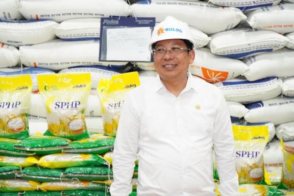 Kepala Badan Pangan Nasional/National Food Agency (NFA)  Arief Prasetyo Adi saat mengunjungi Gudang Besar Bulog Pulo Brayan Darat, Medan, Sumatera Utara (Sumut), Selasa (21/1/2025).(foto:NFA) 