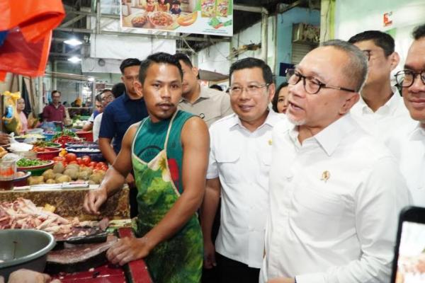 Kepala Badan Pangan Nasional/National Food Agency (NFA)  Arief Prasetyo Adi bersama Menko Pangan Zulkifli Hasan saat blusukan bersama Menteri Koordinator Bidang Pangan Zulkifli Hasan ke Pasar Sei Sikambing, Medan, Sumatera Utara, Selasa (21/1/2025). (foto:NFA) 