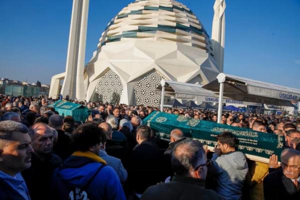 Kerabat dan teman dari keluarga Turkmenistan yang tewas dalam kebakaran hotel di resor ski Kartalkaya saat upacara pemakaman di Istanbul, Turki, 22 Januari 2025. REUTERS 