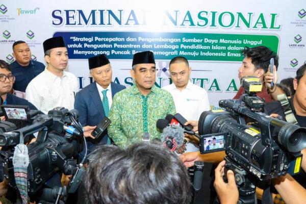 Ketua MPR RI, Ahmad Muzani melakukan Rapat Pimpinanmemberikan keterangan pers usai memberi sambutan pada Seminar Nasional dan seremoni pelepasan 508 sarjana S1, S2, S3 penerima beasiswa ASFA (Foto: Humas MPR) (Foto: Humas MPR) 